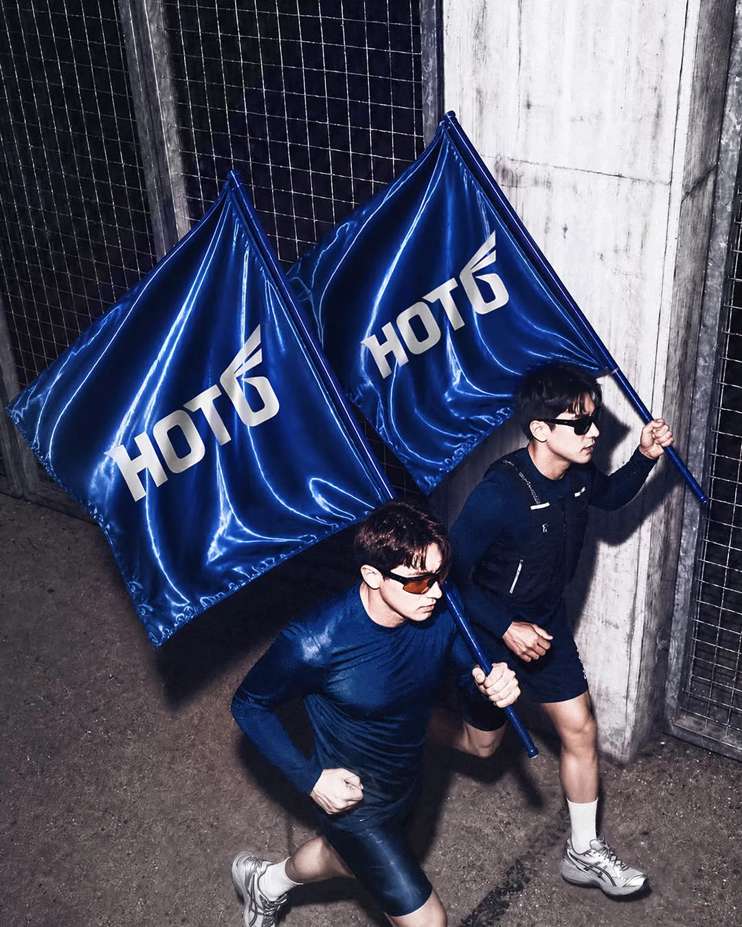 HOT6 깃발을 든 두 사람