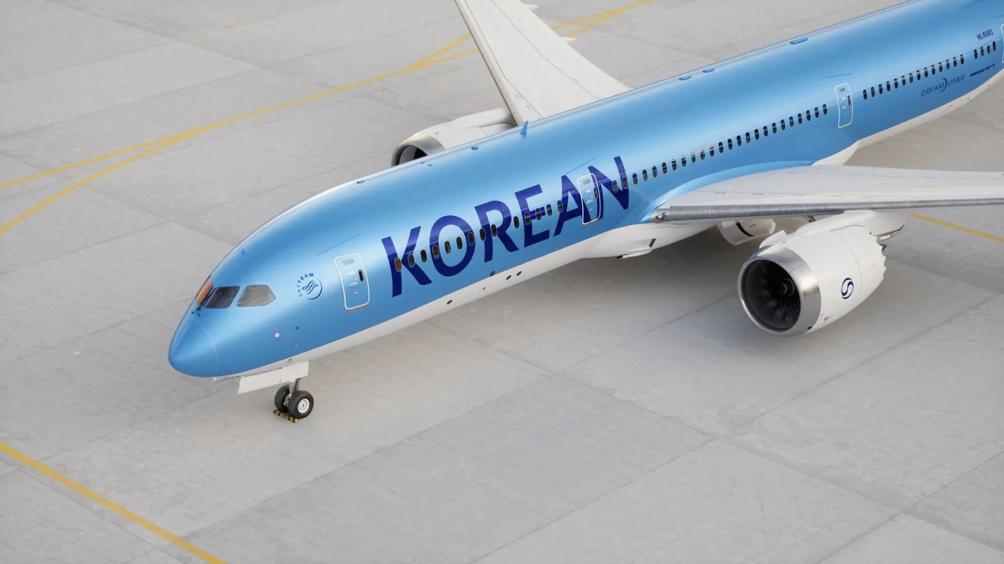 활주로에 선 항공기 동체의 KOREAN 워드마크