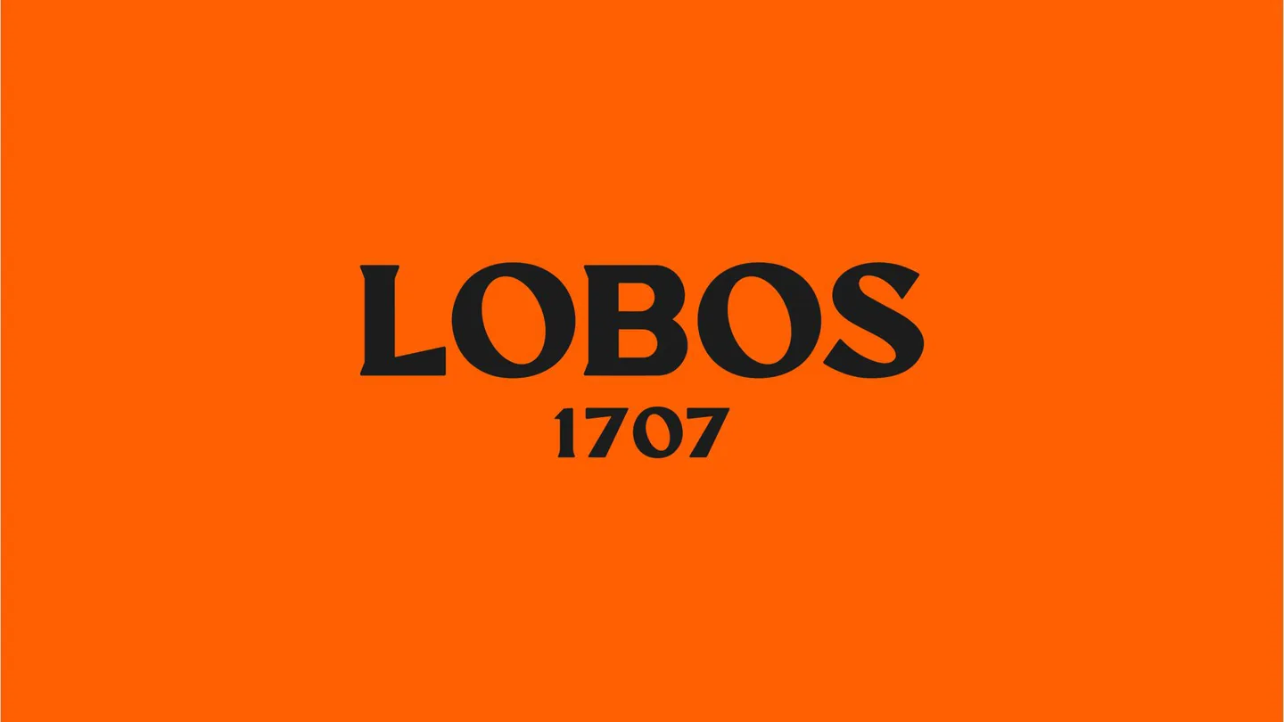 주황 바탕에 검은 글씨로 놓인 LOBOS 1707
