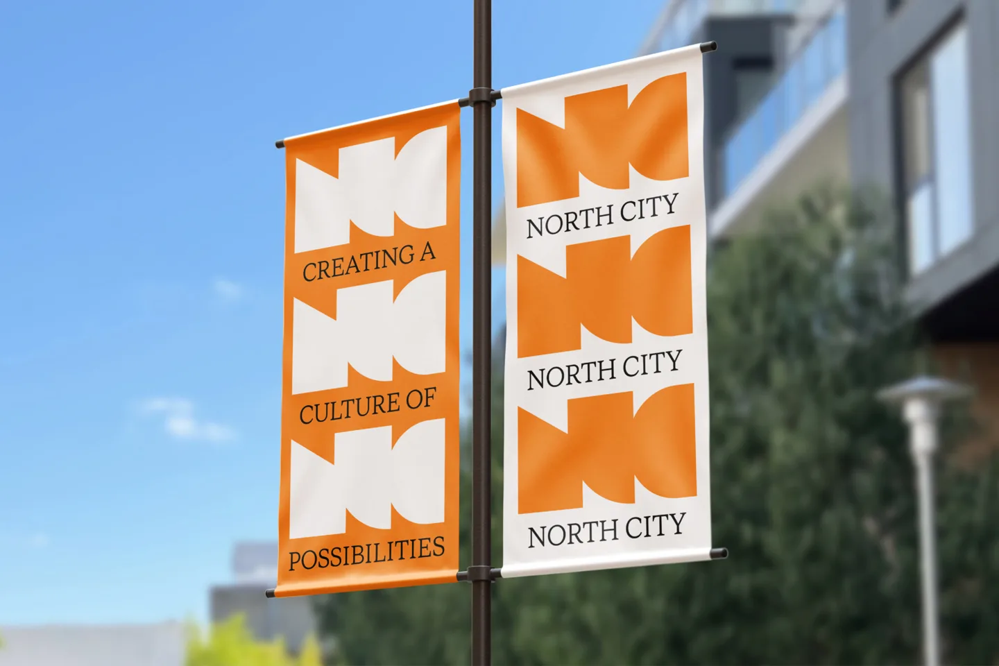 가로등에 걸린 North City 배너 두 장