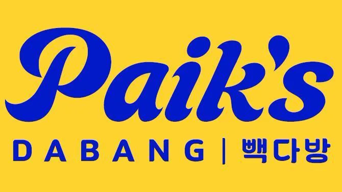 노란 바탕 위 파란 Paik’s DABANG | 빽다방 새 로고