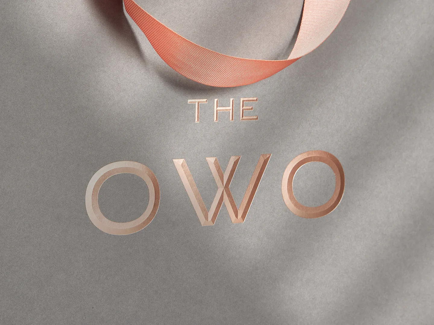 로즈골드로 새긴 THE OWO 워드마크