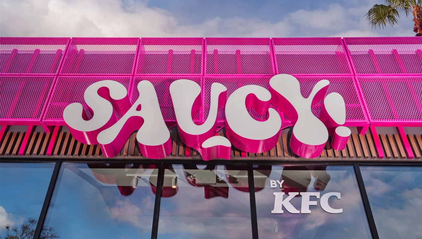 핫핑크 매장 위에 올라앉은 SAUCY! by KFC 사인