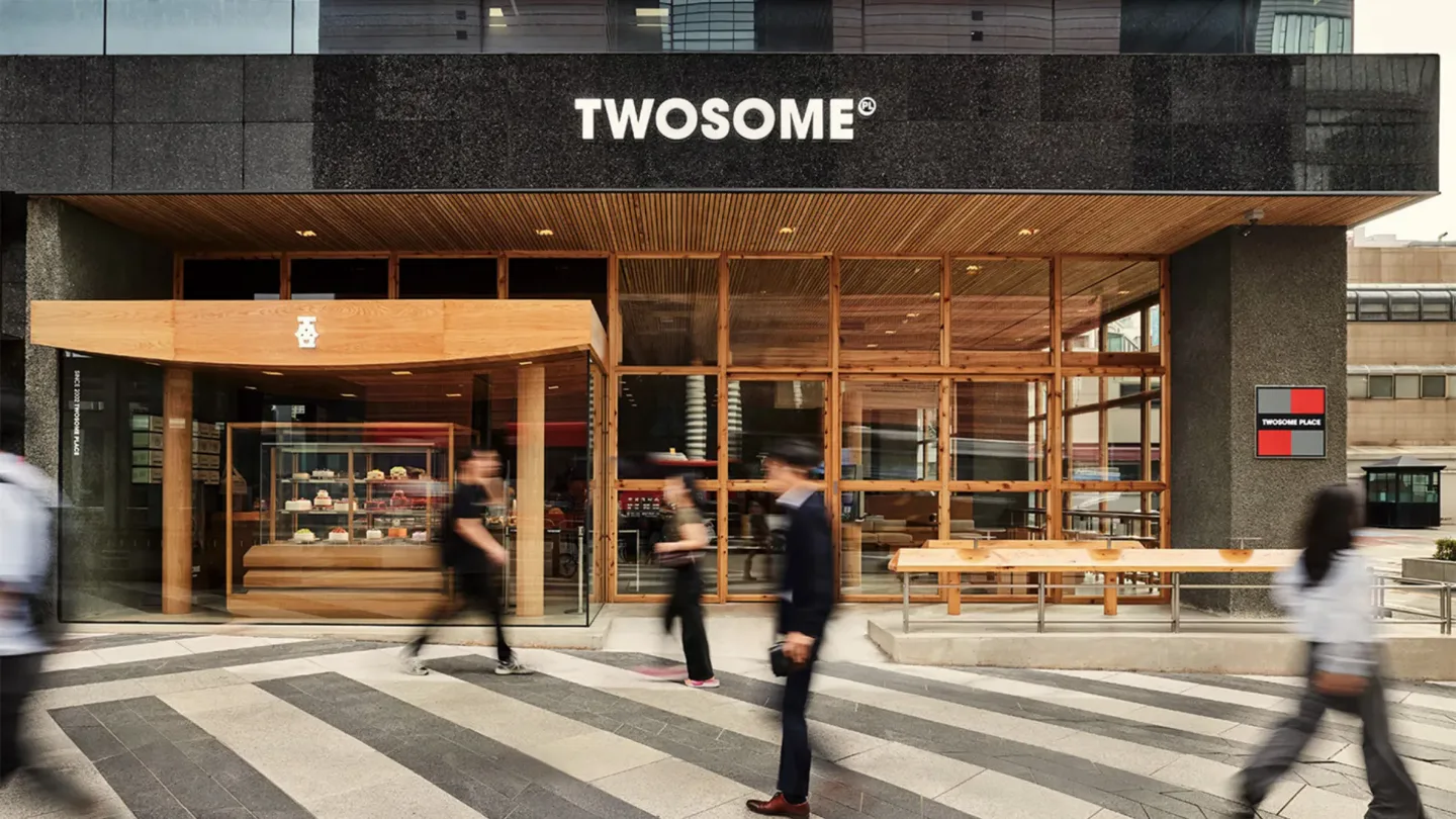 영문 TWOSOME 로고가 걸린 투썸 2.0 강남점 외관