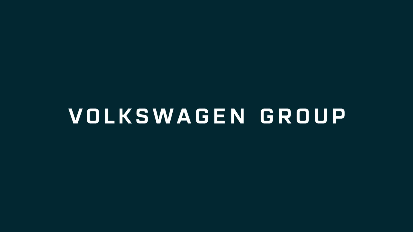 짙은 바탕에 흰 글씨로 놓인 VOLKSWAGEN GROUP 워드마크